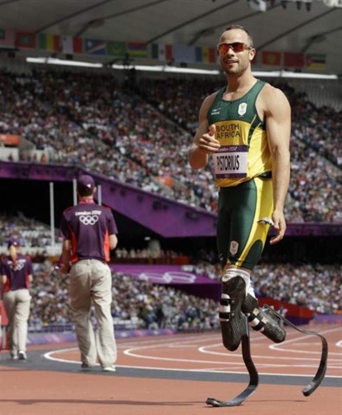 Mang biệt danh “Người đàn ông không chân nhanh nhất”, Pistorius dự Paralympic năm 2004 và lập kỷ lục thế giới ở nội dung 200m với đôi chân nhân tạo làm bằng sợi carbon do hãng Ossur thiết kế.